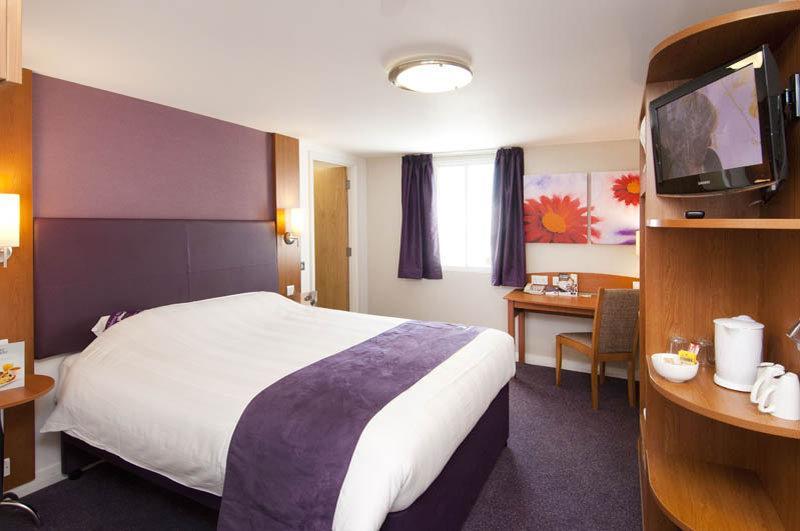 Premier Inn Χέιλ Εξωτερικό φωτογραφία