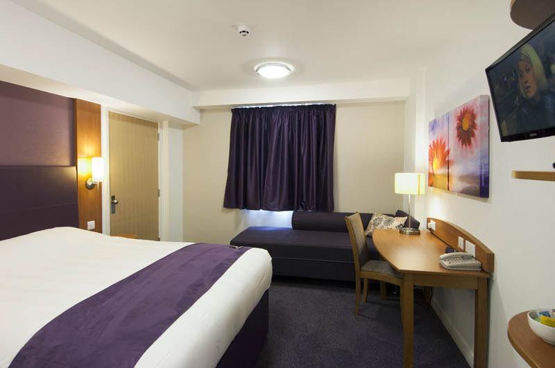 Premier Inn Χέιλ Εξωτερικό φωτογραφία