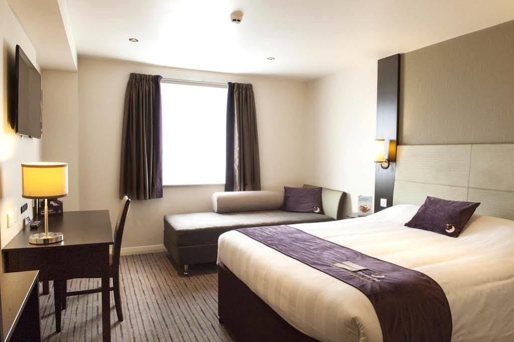 Premier Inn Χέιλ Εξωτερικό φωτογραφία