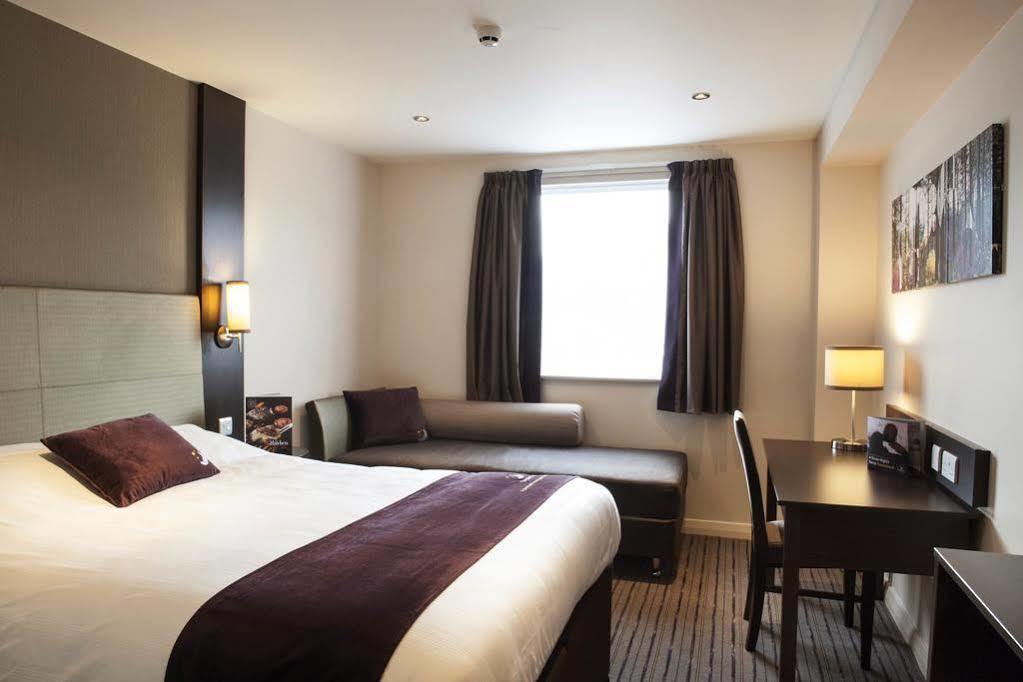 Premier Inn Χέιλ Εξωτερικό φωτογραφία