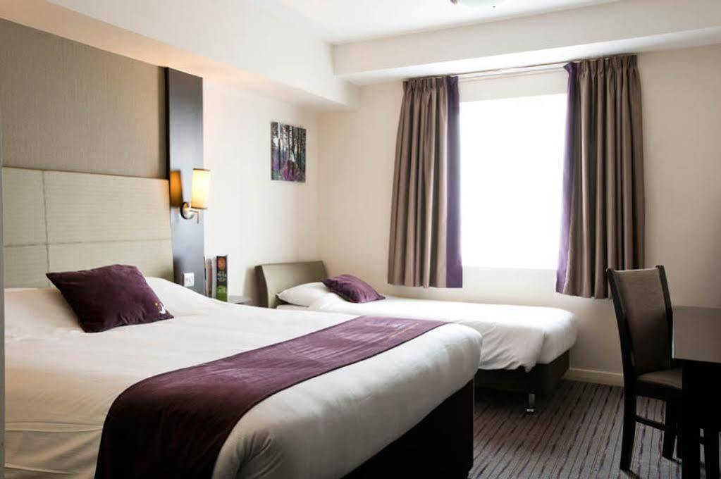 Premier Inn Χέιλ Εξωτερικό φωτογραφία