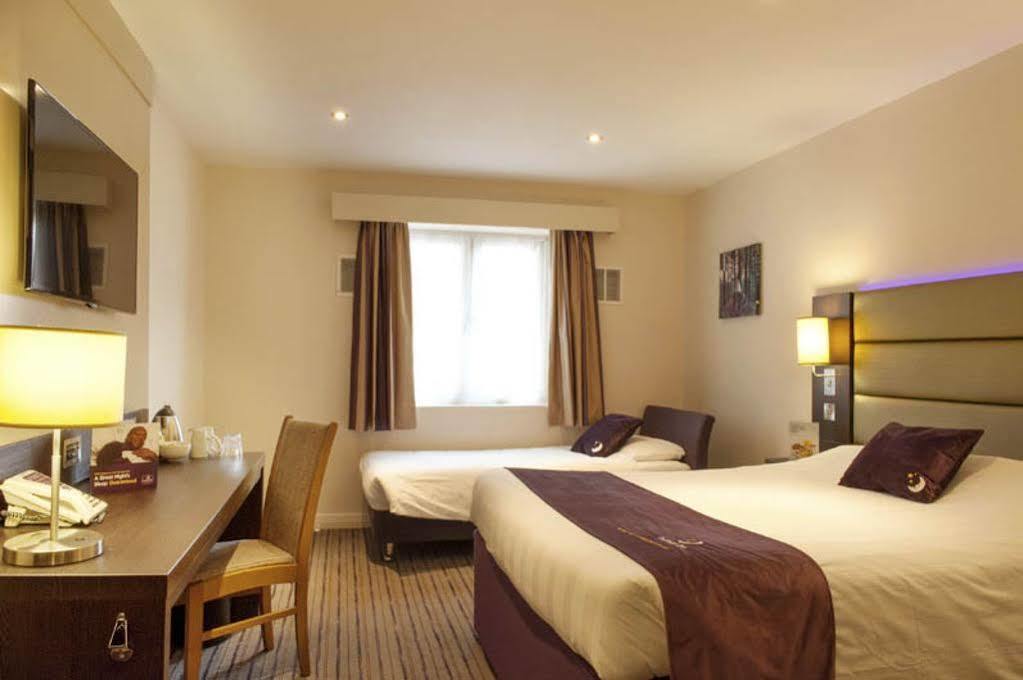 Premier Inn Χέιλ Εξωτερικό φωτογραφία