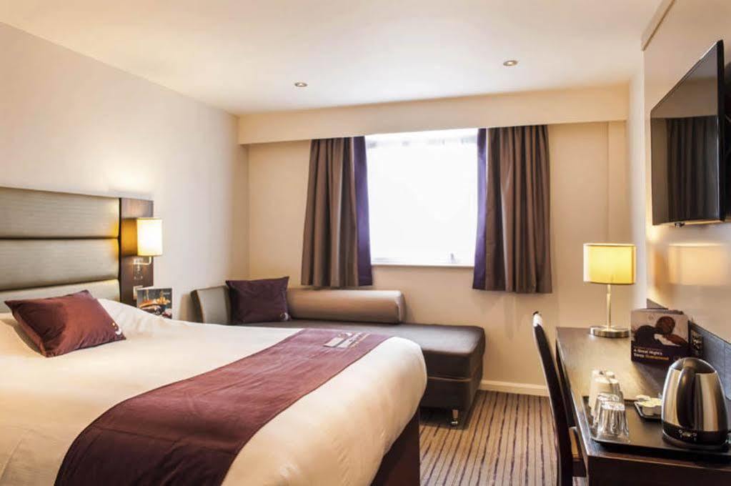 Premier Inn Χέιλ Εξωτερικό φωτογραφία